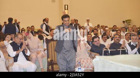 Lahore, Punjab, Pakistan. 6. April 2022. Der pakistanische Anführer der Muslim League(N) und Oppositionsführer in der Provinzversammlung, Hamza Shahbaz Sharif, und die Vizepräsidentin von PML N, Maryam Nawaz Sharif, kommen zu einer symbolischen Versammlungssitzung, um den Leiter des Hauses in einem lokalen Hotel in Lahore zu wählen. (Bild: © Rana Sajid Hussain/Pacific Press via ZUMA Press Wire) Stockfoto