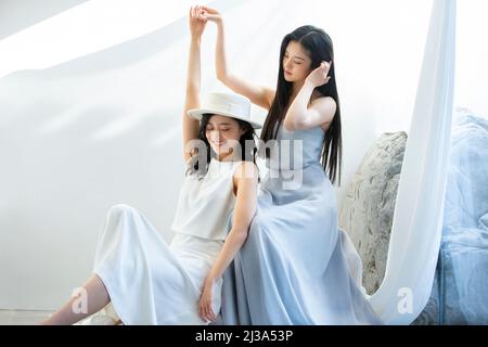 Wunderschöne und elegante chinesische Damen in langen Kleidern - Stock Foto Stockfoto