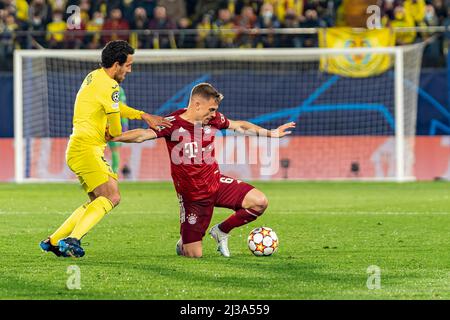 Castellon, Spanien. 06. April 2022. Dani Parejo (L) von Villarreal CF und Joshua Walter Kimmich (R) von Bayern München beim UEFA Champions League Viertelfinale, dem Fußballspiel zwischen Villarreal CF und Bayern Munchen im Estadio de la Ceramica, in Aktion. (Endnote; Villarreal CF 1:0 Bayern München) (Foto: Xisco Navarro/SOPA Images/Sipa USA) Quelle: SIPA USA/Alamy Live News Stockfoto