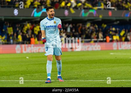 Castellon, Spanien. 06. April 2022. Geronimo Rulli von Villarreal CF beim UEFA Champions League-Viertelfinale der ersten Etappe, einem Fußballspiel zwischen Villarreal CF und Bayern München im Estadio de la Ceramica, in Aktion gesehen. (Endnote; Villarreal CF 1:0 Bayern München) (Foto: Xisco Navarro/SOPA Images/Sipa USA) Quelle: SIPA USA/Alamy Live News Stockfoto