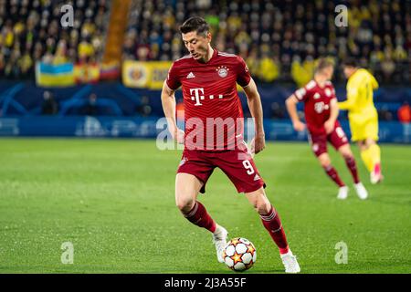 Castellon, Spanien. 06. April 2022. Robert Lewandowski von Bayern Munchen beim UEFA Champions League Viertelfinale, Fußballspiel zwischen Villarreal CF und Bayern Munchen im Estadio de la Ceramica, in Aktion gesehen. (Endnote; Villarreal CF 1:0 Bayern München) (Foto: Xisco Navarro/SOPA Images/Sipa USA) Quelle: SIPA USA/Alamy Live News Stockfoto