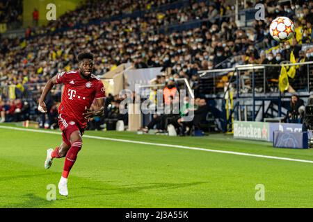 Castellon, Spanien. 06. April 2022. Alphonso Boyle Davies von Bayern Munchen beim UEFA Champions League Viertelfinale, dem Fußballspiel zwischen Villarreal CF und Bayern Munchen im Estadio de la Ceramica, in Aktion gesehen. (Endnote; Villarreal CF 1:0 Bayern München) (Foto: Xisco Navarro/SOPA Images/Sipa USA) Quelle: SIPA USA/Alamy Live News Stockfoto