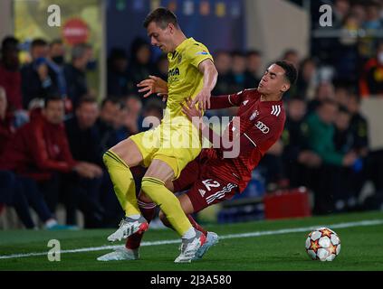 VILA-REAL, 7. April 2022 (Xinhua) -- Giovani Lo Celso (L) aus Villarreal siegte am 6. April 2022 bei einem UEFA Champions League-Spiel zwischen dem spanischen Villarreal CF und dem deutschen Bayern München im La Ceramica-Stadion in Vila-Real, Spanien, mit Jamal Musiala aus Bayern München. (str/Xinhua) Stockfoto