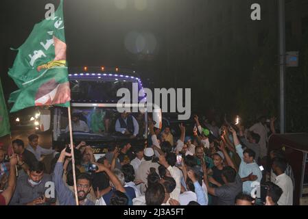 Lahore, Punjab, Pakistan. 6. April 2022. Der pakistanische Anführer der Muslim League(N) und Oppositionsführer in der Provinzversammlung, Hamza Shahbaz Sharif, und die Vizepräsidentin von PML N, Maryam Nawaz Sharif, kommen zu einer symbolischen Versammlungssitzung, um den Leiter des Hauses in einem lokalen Hotel in Lahore zu wählen. (Bild: © Rana Sajid Hussain/Pacific Press via ZUMA Press Wire) Stockfoto