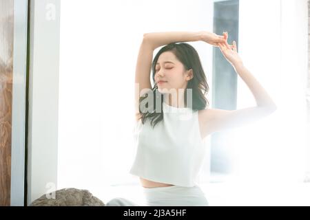 Modische chinesische Dame mit wunderschönen Kleidern und aufwendigen Make-up - Stock Foto Stockfoto