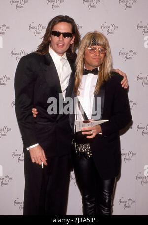 Tommy Lee und Vince Neil bei den Annual American Music Awards 18th im Shrine Auditorium in Los Angeles, Kalifornien 28. Januar 1991 Credit: Ralph Dominguez/MediaPunch Stockfoto