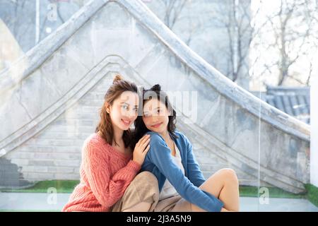 Die Freizeit der schönen jungen modischen Damen in China - Stock Foto Stockfoto