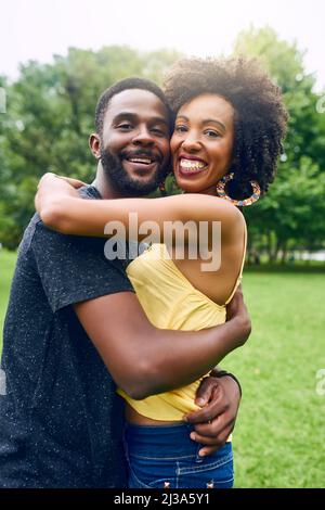 Wenn du Liebe findest, halte dich fest. Beschnittenes Porträt eines liebevollen jungen Paares, das einige Zeit zusammen im Park verbringt. Stockfoto