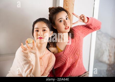 Modische junge chinesische Damen bereit, für ein Gruppenfoto bei Tee-Zeit posieren - Stock Foto Stockfoto