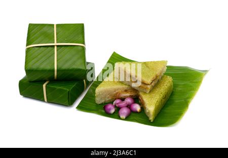 Vietnamesische Chung Cake isoliert auf weißem Hintergrund Stockfoto