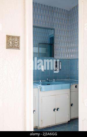 Ein Retro-Badezimmer aus den Jahren 1960s oder 1970s mit einem blauen Thema. Dieses Haus wurde seitdem abgerissen. Stockfoto