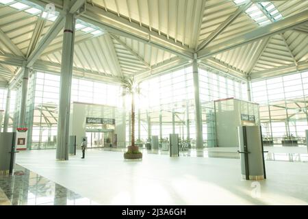 Innenansicht des internationalen Flughafens von Aenland. Abflughalle. Stockfoto