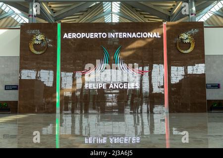 Innenansicht des internationalen Flughafens von Aenland. Abflughalle. Wand mit Beschriftungen und Logo. Stockfoto