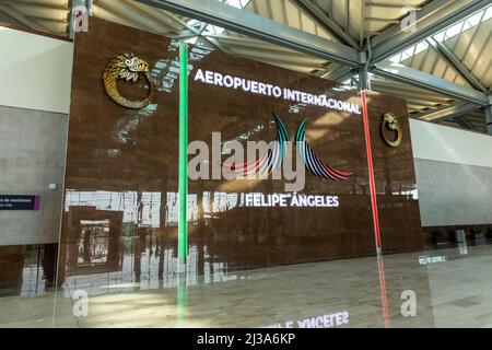 Innenansicht des internationalen Flughafens von Aenland. Abflughalle. Wand mit Beschriftungen und Logo. Stockfoto