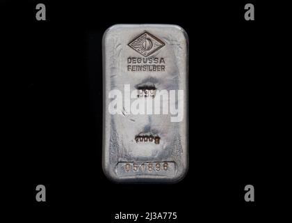 Marienheide, Deutschland - 13. Januar 2022: Altes gegossenes 1 kg-Silberbarren der Firma Degussa. Stockfoto