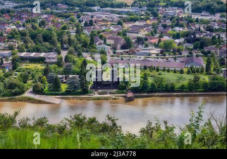 Remagen, Deutschland - 31. Juli 2021: Luftaufnahme der Ruinen der Brücke von Remagen auf der Remagener Rheinseite. Heute gibt es ein Friedensmuseum in Stockfoto