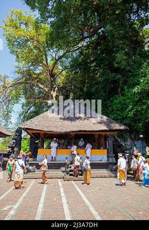 Zeremonie im Pura Goa Lawah oder Goa Lawah bat Cave Tempel in Goa Lawah, Klungkung, Bali, Indonesien. Stockfoto