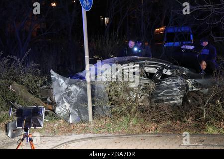 Berlin, Deutschland. 06. April 2022. Polizeibeamte untersuchen das Wrack eines Unfallwagens. Am Donnerstagabend kollidierten Auto und Bus der Berliner Verkehrsgesellschaft (BVG) in Marzahn. Zwei Insassen des Autos wurden durch den Zusammenstoß verletzt, sagte ein Polizeisprecher. Die Unfalluntersuchung in der Landsberger Allee/Bruno-Baum-Straße soll bis in den Morgen andauern, fügte er hinzu. Kredit: John Boutin/dpa/Alamy Live Nachrichten Stockfoto