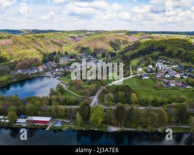 Luftaufnahme der Klosterkirche Sankt Maria Magdalena in Wuppertal Beyenburg hinter dem Beyenburger Stausee. Stockfoto
