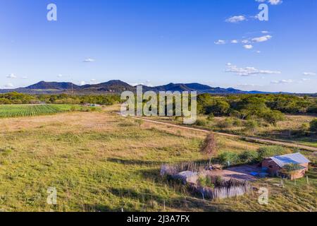 Arme ländliche Gegend in Paraguay mit Blick auf die Ybytyruzu Berge Stockfoto