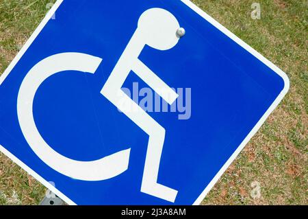 Blaue und weiße Rollstuhl behindert Zeichen Stockfoto