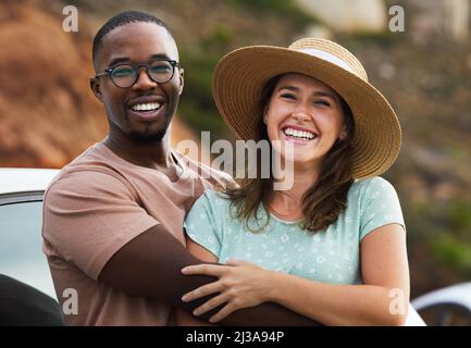 Zusammen ist der beste Ort der Welt. Porträt eines glücklichen jungen Paares, das einen romantischen Roadtrip genießt. Stockfoto