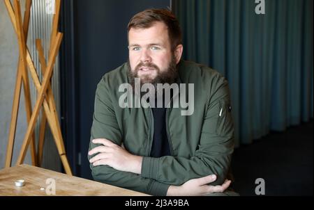 05. April 2022, Mecklenburg-Vorpommern, Warnemünde: Monchi (Jan Gorkow), Sänger der Punkband feine Sahne Fischfilet, bei einem Gespräch im DOCK INN Hostel. Der 34-Jährige hat ein Buch mit dem Titel 'Niemals satt' ('über den Hunger nach Leben und 182 Kilo auf der Skala') geschrieben, das am 7. April 2022 bei Kiepenheuer & Witsch veröffentlicht wird. Gleichzeitig startet er eine Lesetour über 17 Stationen. Foto: Bernd Wüstneck/dpa Stockfoto