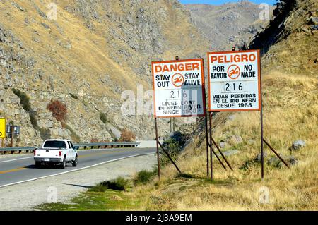 Killer Kern River Schild mit Tod zählen in Spanisch und Englisch in Kalifornien am Mund der Felsschlucht Stockfoto