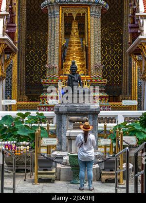 Bangkok, Thailand - 29. März 2022: Der Bronzekraut im Tempel des Smaragd-Buddha. Diese Figur wurde im Auftrag von König Rama III. Für Commem gegossen Stockfoto