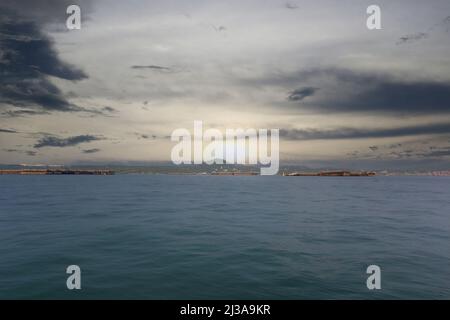 Die Küstenmeere um Koh Sichang, Thailand, sind an klaren Tagen mit Frachtschiffen überfüllt. Stockfoto