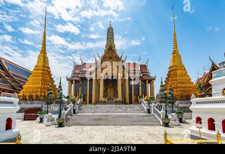 Bangkok, Thailand - 29. März 2022: Vorderansicht der Landschaft von Prasat Phra Dhepbidorn oder dem Königlichen Pantheon im Tempel des Smaragd-Buddha im Grand Pa Stockfoto