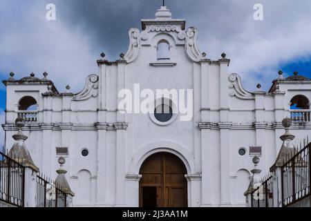 Kirche in Apaneca, El Salvador. Weiße alte Kirche mit gewölbter Tür. Christliches Gotteshaus Stockfoto