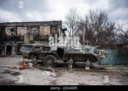 Irpin, Ukraine. 06. April 2022. Ein beschädigter Panzer in Irpin, einer Stadt in der Nähe von Kiew, wurde kürzlich von russischen Truppen befreit. Russland marschierte am 24. Februar 2022 in die Ukraine ein und löste damit den größten militärischen Angriff in Europa seit dem Zweiten Weltkrieg aus Kredit: SOPA Images Limited/Alamy Live Nachrichten Stockfoto