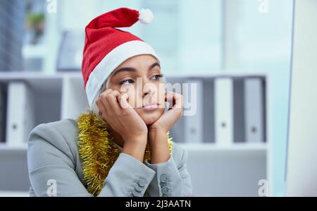 Mir ist es gar nicht mehr egal Aufnahme einer traurigen jungen Frau, die an ihrem Schreibtisch im Büro gedankenverloren war. Stockfoto