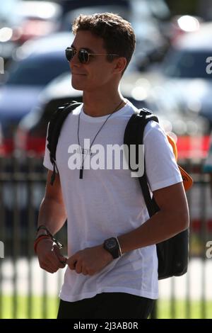 Albert Park, Melbourne, Victoria, Australien. 07. April 2022. FIA Formel-1-Weltmeisterschaft 2022 - Formel 1 Rolex Australian Grand Prix - Lando Norris ( UK ) Rennen für McLaren-F1 Team posiert für Fotos und signiert Autogramme für Fans auf Melbourne Walk Bildquelle: brett keating/Alamy Live News Stockfoto