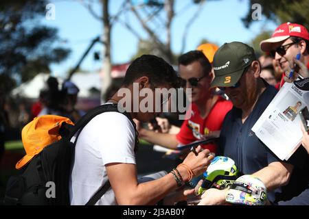 Albert Park, Melbourne, Victoria, Australien. 07. April 2022. FIA Formel-1-Weltmeisterschaft 2022 - Formel 1 Rolex Australian Grand Prix - Lando Norris ( UK ) Rennen für McLaren-F1 Team posiert für Fotos und signiert Autogramme für Fans auf Melbourne Walk Bildquelle: brett keating/Alamy Live News Stockfoto