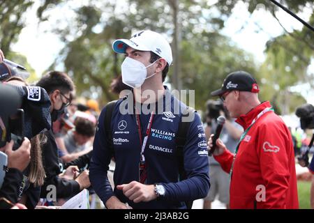 Albert Park, Melbourne, Victoria, Australien. 07. April 2022. FIA Formel-1-Weltmeisterschaft 2022 - Formel 1 Rolex Australian Grand Prix - Nichola Latifi ( Kanada )Racing Williams Racing posiert für Fotos und signiert Autogramme für Fans auf dem Melbourne Walk -Bildquelle: brett keating/Alamy Live News Stockfoto
