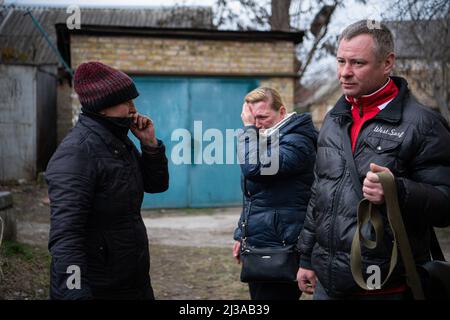 Irpin, Ukraine. 06. April 2022. Olga Kazantseva (C) ist emotional, nachdem sie Freunde hasnít Gesicht bekommen hat, die sie seit ihrer Flucht vor einem Monat gesehen hat. Russland marschierte am 24. Februar 2022 in die Ukraine ein und löste damit den größten militärischen Angriff in Europa seit dem Zweiten Weltkrieg aus (Foto: Laurel Chor/SOPA Images/Sipa USA) Quelle: SIPA USA/Alamy Live News Stockfoto