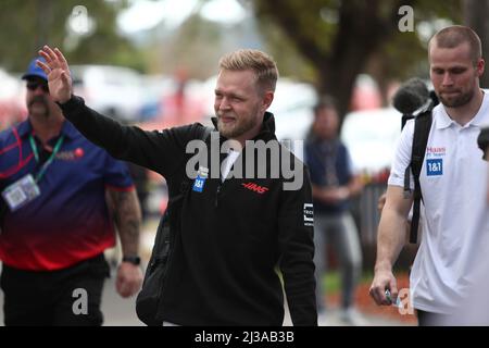 Albert Park, Melbourne, Victoria, Australien. 07. April 2022. FIA Formel-1-Weltmeisterschaft 2022 - Formel 1 Rolex großer Preis von Australien - Kevin Magnussen ( Dänemark ) Rennen für Haas F1 das Team posiert für Fotos und signiert Autogramme für Fans auf dem Melbourne Walk -Bildquelle: brett keating/Alamy Live News Stockfoto