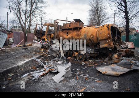 Irpin, Ukraine. 06. April 2022. Ansicht eines zerstörten Fahrzeugs in Irpin, einer Stadt in der Nähe von Kiew, die vor kurzem von russischen Truppen befreit wurde. Russland marschierte am 24. Februar 2022 in die Ukraine ein und löste damit den größten militärischen Angriff in Europa seit dem Zweiten Weltkrieg aus (Foto: Laurel Chor/SOPA Images/Sipa USA) Quelle: SIPA USA/Alamy Live News Stockfoto