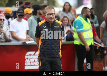Albert Park, Melbourne, Victoria, Australien. 07. April 2022. FIA Formel 1 Weltmeisterschaft 2022 - Formel 1 Rolex Australian Grand Prix McLaren F1 Teamchef Andreas Seidl posiert für Fotos und signiert Autogramme für Fans auf dem Melbourne Walk -Bildquelle: brett keating/Alamy Live News Stockfoto