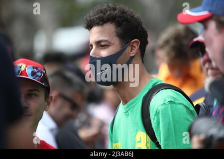 Albert Park, Melbourne, Victoria, Australien. 07. April 2022. FIA Formel 1 Weltmeisterschaft 2022 - Formel 1 Rolex Australian Grand Prix -Daniel Ricciardo (Australien ) Rennen für McLaren-F1 Team posiert für Fotos und signiert Autogramme für Fans auf Melbourne Walk -Bildquelle: brett keating/Alamy Live News Stockfoto