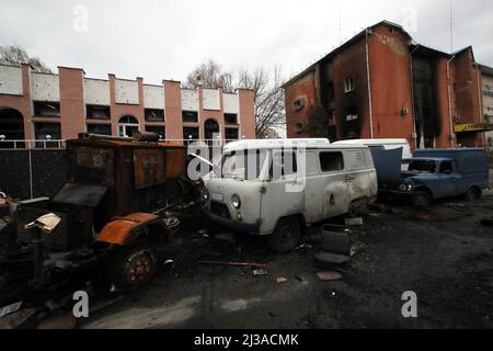 Kiew, Ukraine, 6. April 2022. In Borodyanka, die kürzlich von den Insassen befreit wurde, sind beschädigte Autos zu sehen, Region Kiew, Nord-Zentral-Ukraine, 6. April 2022. Borodyanka, das nicht weit von der Grenze zu Belarus entfernt liegt und auf der Hauptachse des russischen Vormarschs auf Kiew stand, wurde sehr stark beschossen. Ukrainische Beamte sagen, dass die Russen in Borodyanka möglicherweise schlimmere Gräueltaten begangen haben als in Bucha. Foto von Pavlo Bahmut/Ukrinform/ABACAPRESS.COM Stockfoto