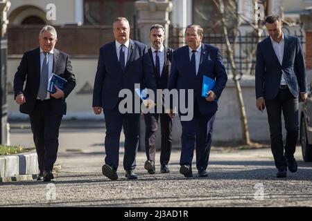 Bukarest, Rumänien - 06. April 2022: Der rumänische Premierminister Nicolae Ciuca kündigt seine Kandidatur für das Amt des PNL-Präsidenten an. Stockfoto