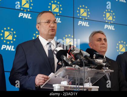 Bukarest, Rumänien - 06. April 2022: Der rumänische Premierminister Nicolae Ciuca kündigt seine Kandidatur für das Amt des PNL-Präsidenten an. Stockfoto