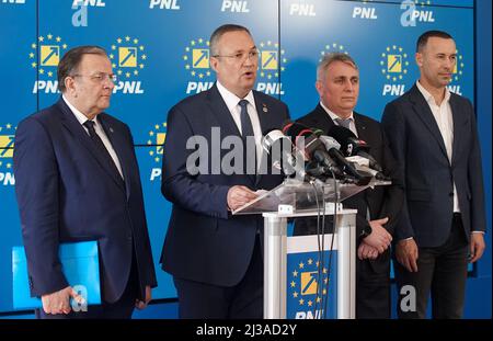 Bukarest, Rumänien - 06. April 2022: Der rumänische Premierminister Nicolae Ciuca kündigt seine Kandidatur für das Amt des PNL-Präsidenten an. Stockfoto