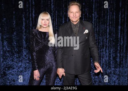 New York, USA. 06. April 2022. (L-R) Ace Harper und der Musiker Matt Sorum nehmen an der Clive Davis 90. Birthday Celebrity in der Casa Cipriani in New York, NY, am 6. April 2022 Teil. (Foto von Anthony Behar/Sipa USA) Quelle: SIPA USA/Alamy Live News Stockfoto