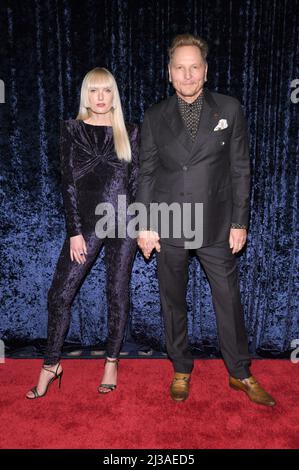 New York, USA. 06. April 2022. (L-R) Ace Harper und der Musiker Matt Sorum nehmen an der Clive Davis 90. Birthday Celebrity in der Casa Cipriani in New York, NY, am 6. April 2022 Teil. (Foto von Anthony Behar/Sipa USA) Quelle: SIPA USA/Alamy Live News Stockfoto