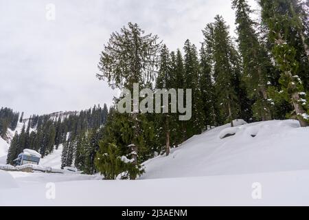 Der Rohtang Pass liegt in Himachal Pradesh, und diese Straße ist ein Tor zu Lahaul Spiti, Pangi und Leh Valley. 18-02-2022 himachal, indien Stockfoto