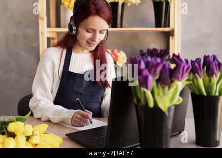 Junge erfolgreiche Unternehmer Floristin, Business-Coach, Studium Online-Fernunterricht Kurse. Geschäftsfrau lächelt glücklich, kommuniziert mit einem Stockfoto